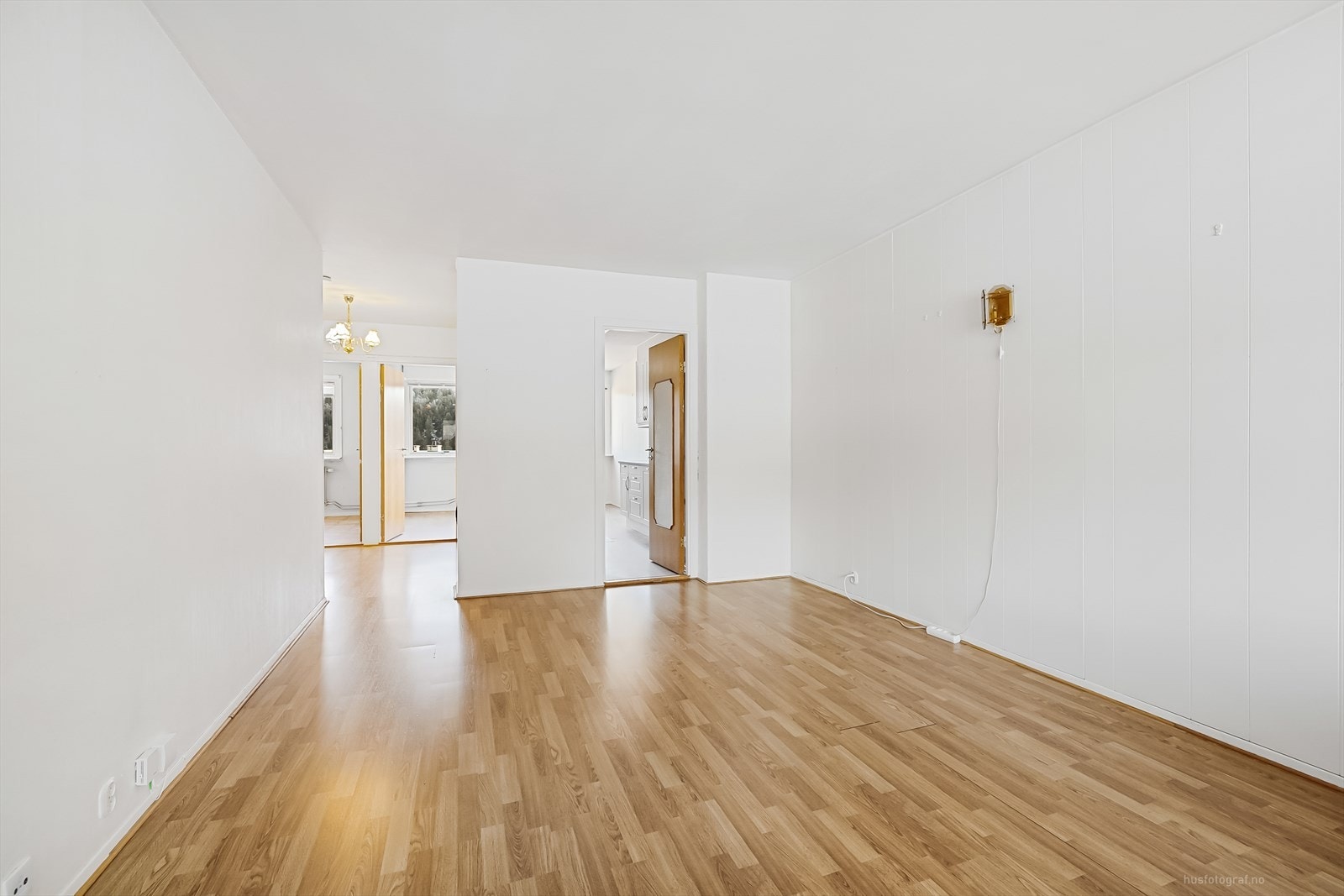 Stue med inngang til kjøkken. Galleribilde