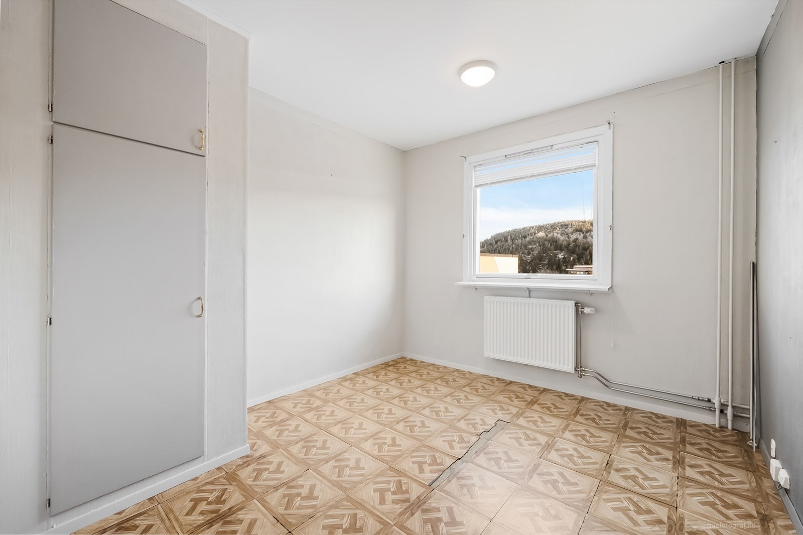 Soverom med innebygd garderobeskap. Galleribilde