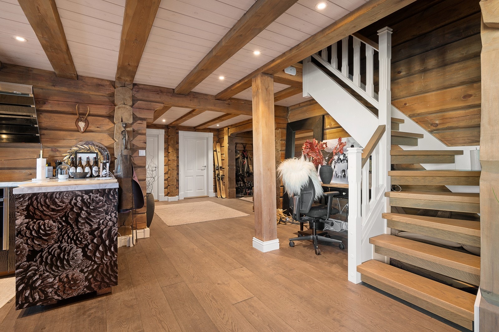 Trappen leder opp til loftsetasjen Galleribilde