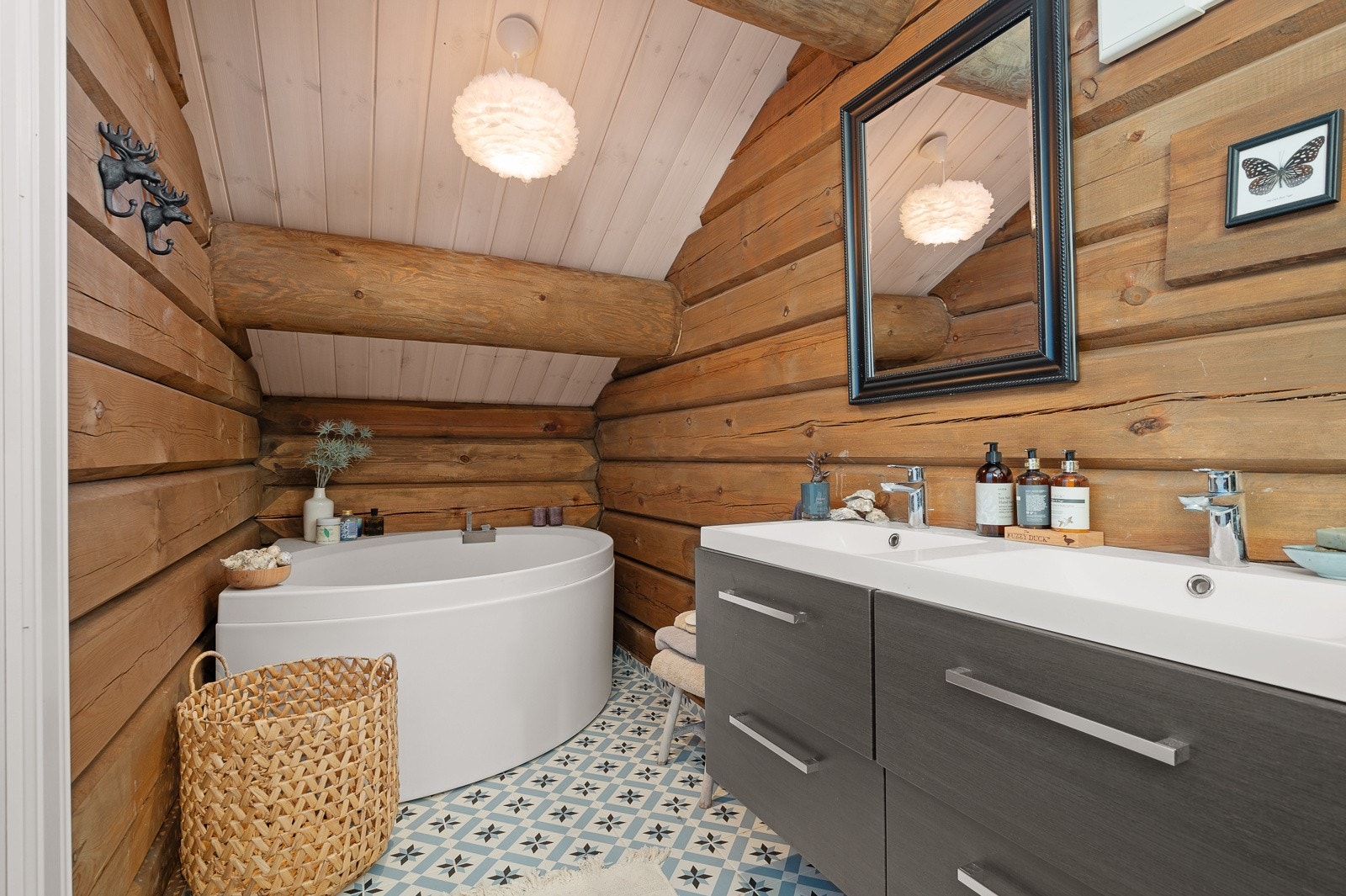 Badet i loftsetasje med dobbel servant, boblebad og dusjnisje Galleribilde