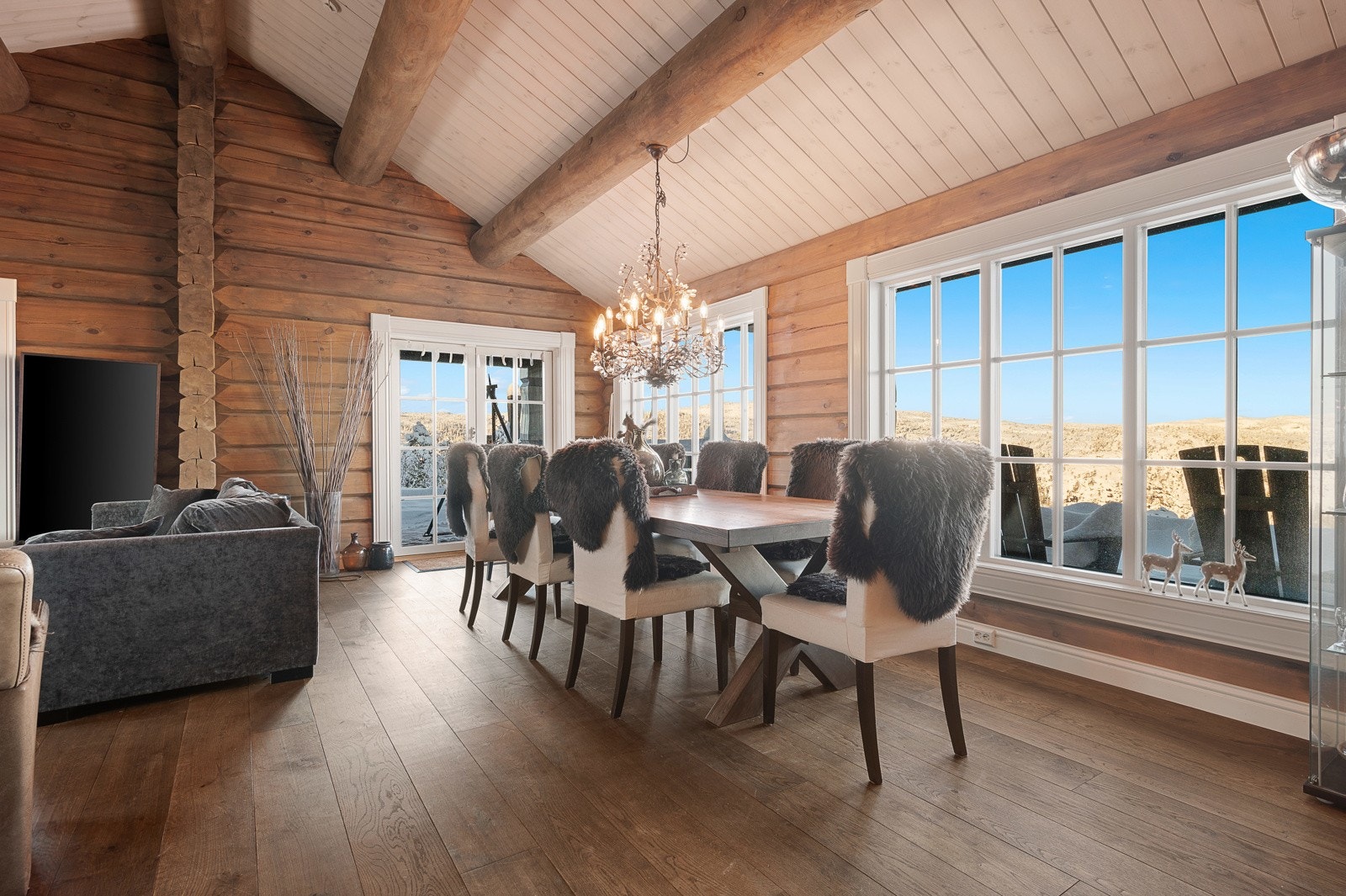 Med sin gode planløsning føles hytta både romslig og voluminøs Galleribilde