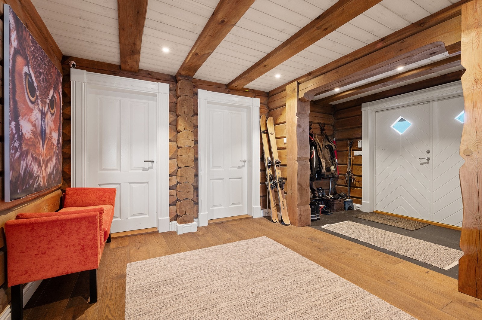 Romslig entre, dørene til venstre leder inn til 2 soverom Galleribilde