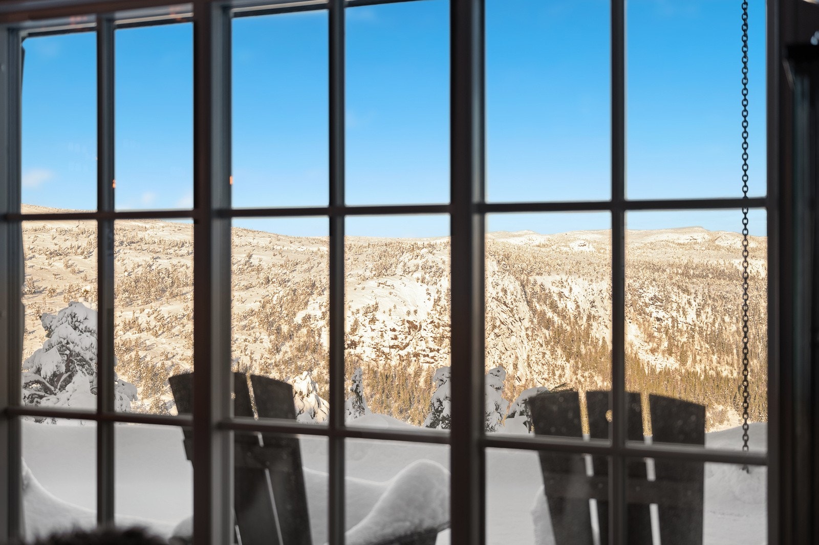 Fra stuen er det en nydelig utsikt over omgivelsene Galleribilde