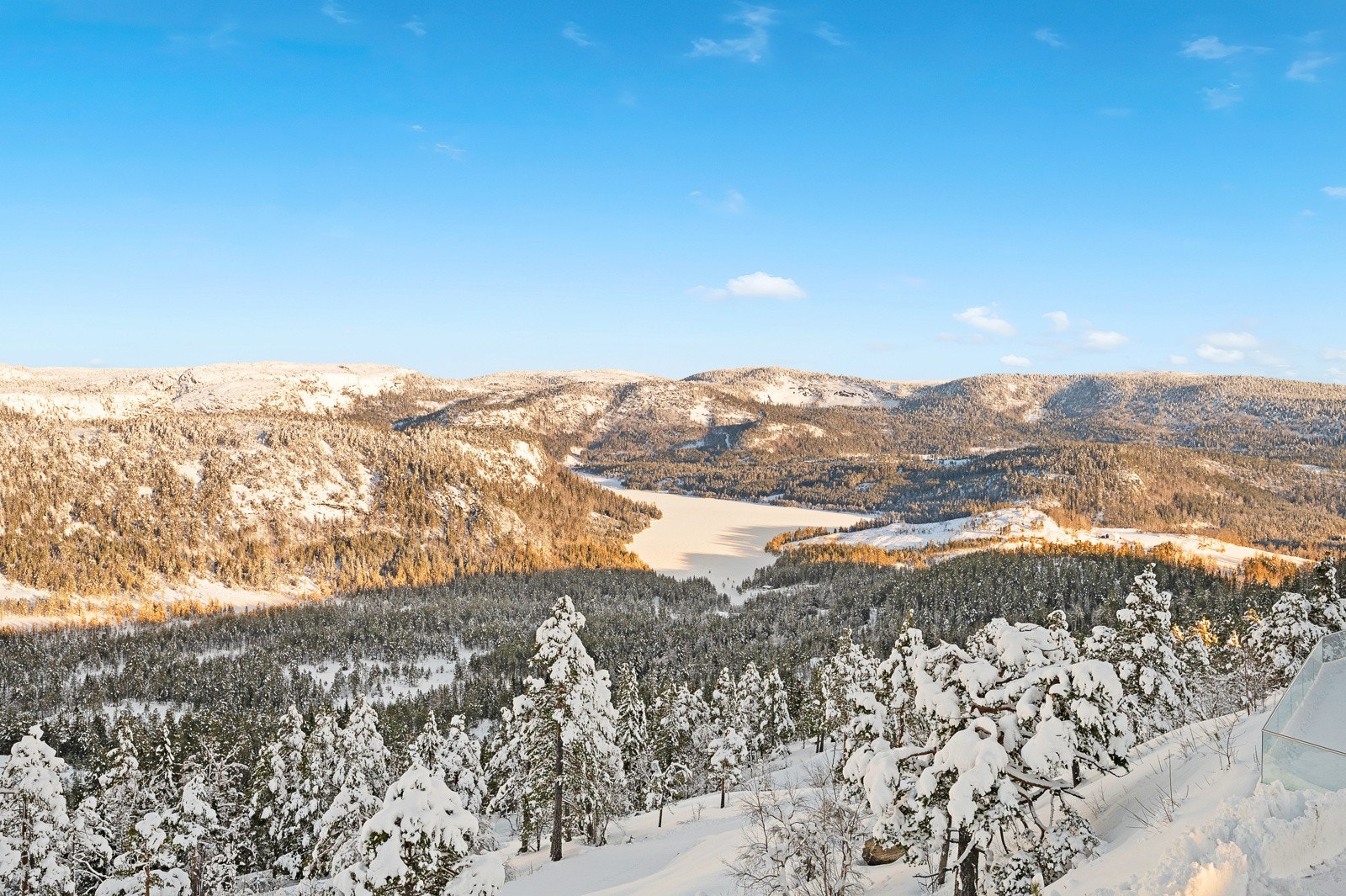 Utsikten fra hytta - med ski inn/ski out er dette en drømmehytte for deg som liker vinteraktiviteter Galleribilde