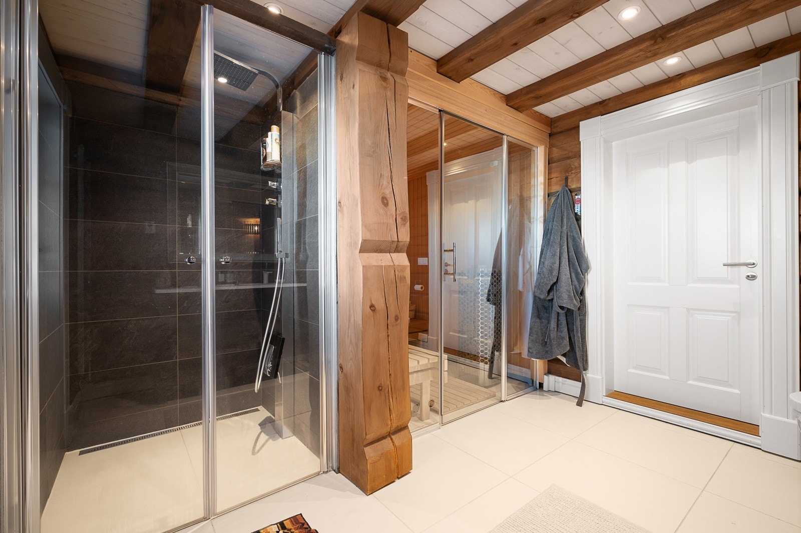 Her er det både dusjnisje og badstue Galleribilde