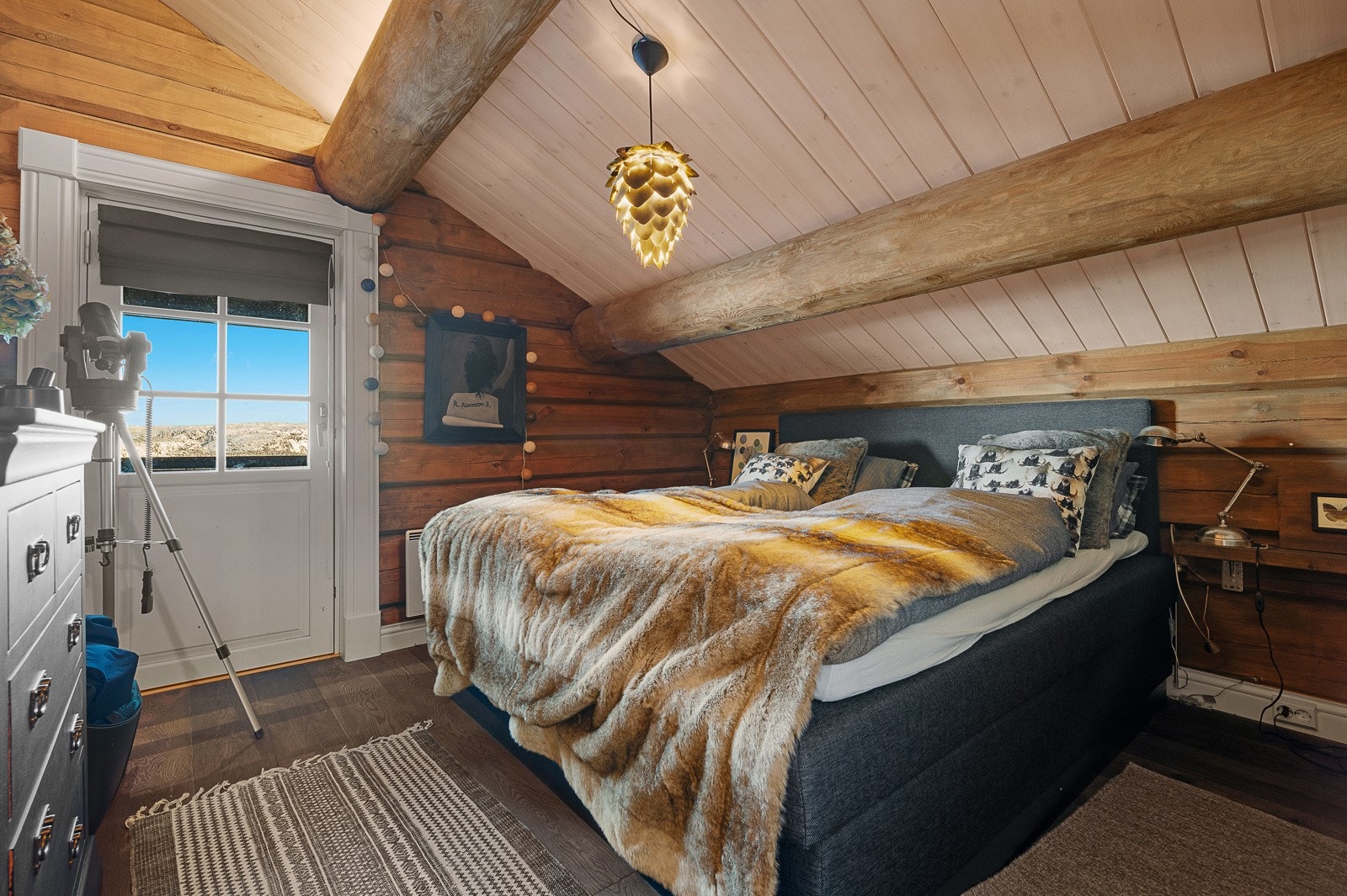 Soverom 2 i loftsetasje - det er totalt 4 soverom i hytta Galleribilde