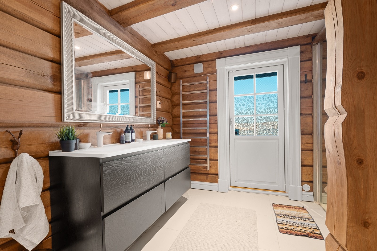 Romslig bad med utgang til terrasse Galleribilde