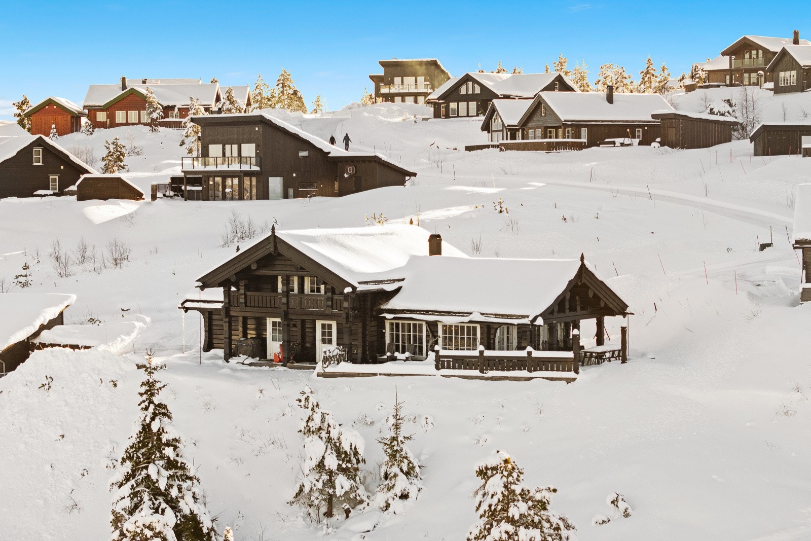 Gode parkeringsmuligheter på egen tomt. Det er plass til 4 biler på tomten Galleribilde