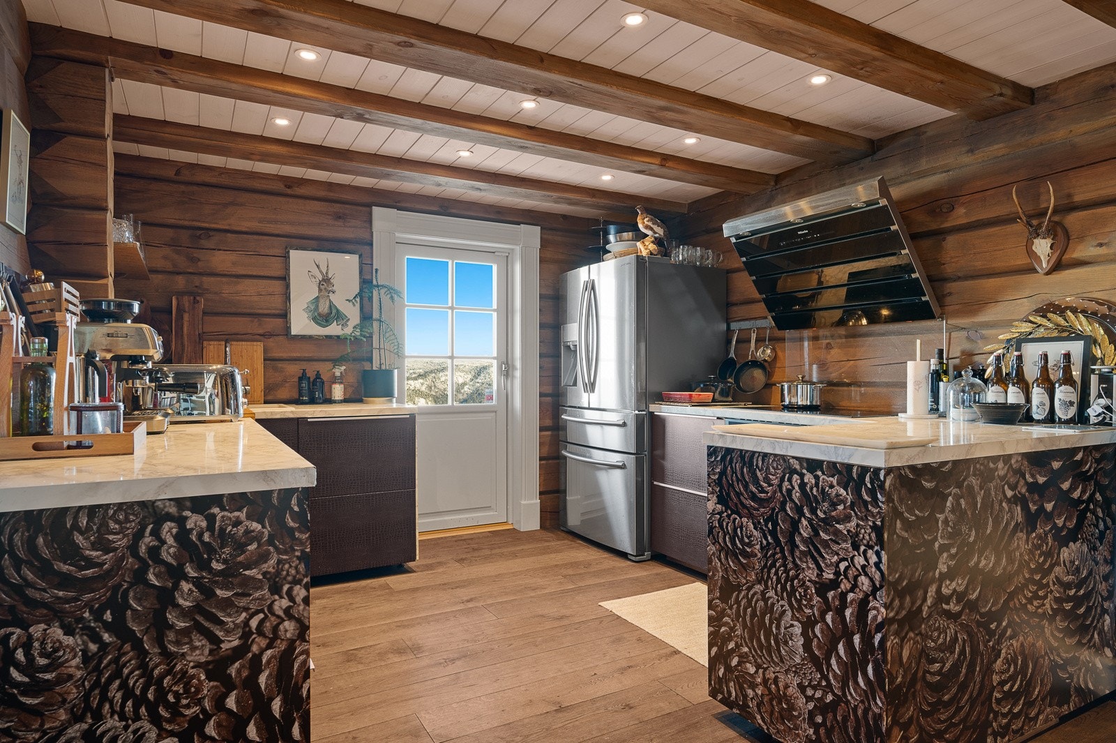 Kjøkkenet ligger i en åpen løsning Galleribilde