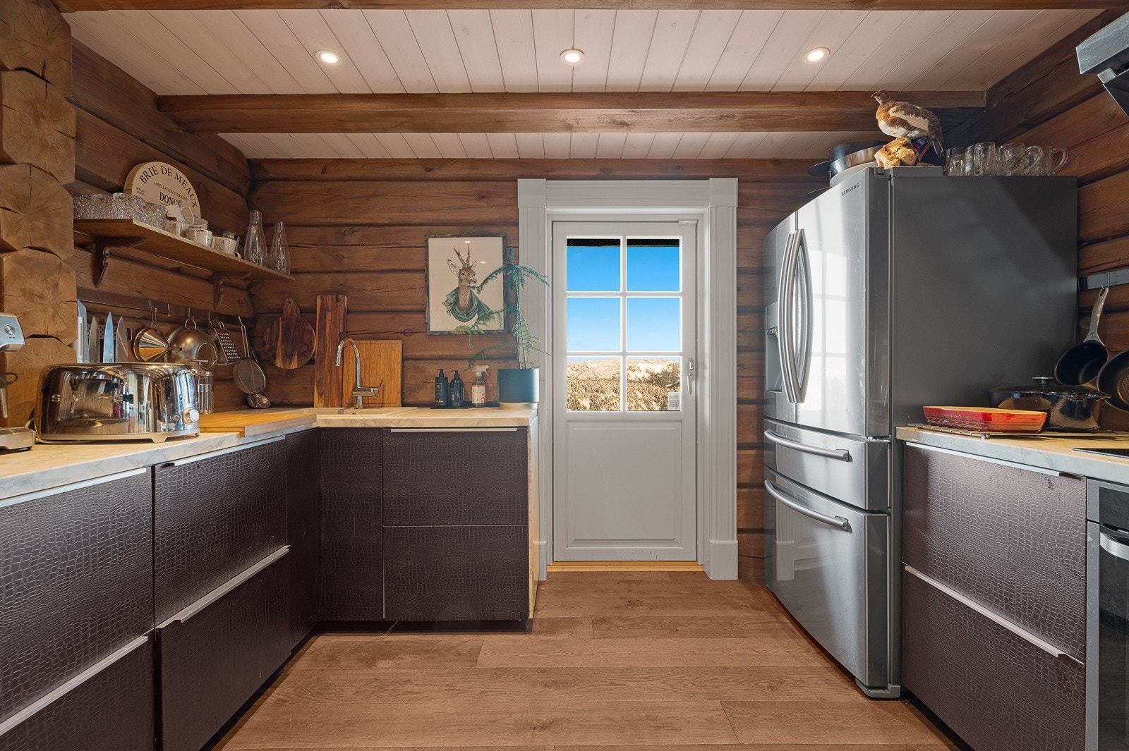 Det er integrert oppvaskmaskin, ovn og platetopp Galleribilde