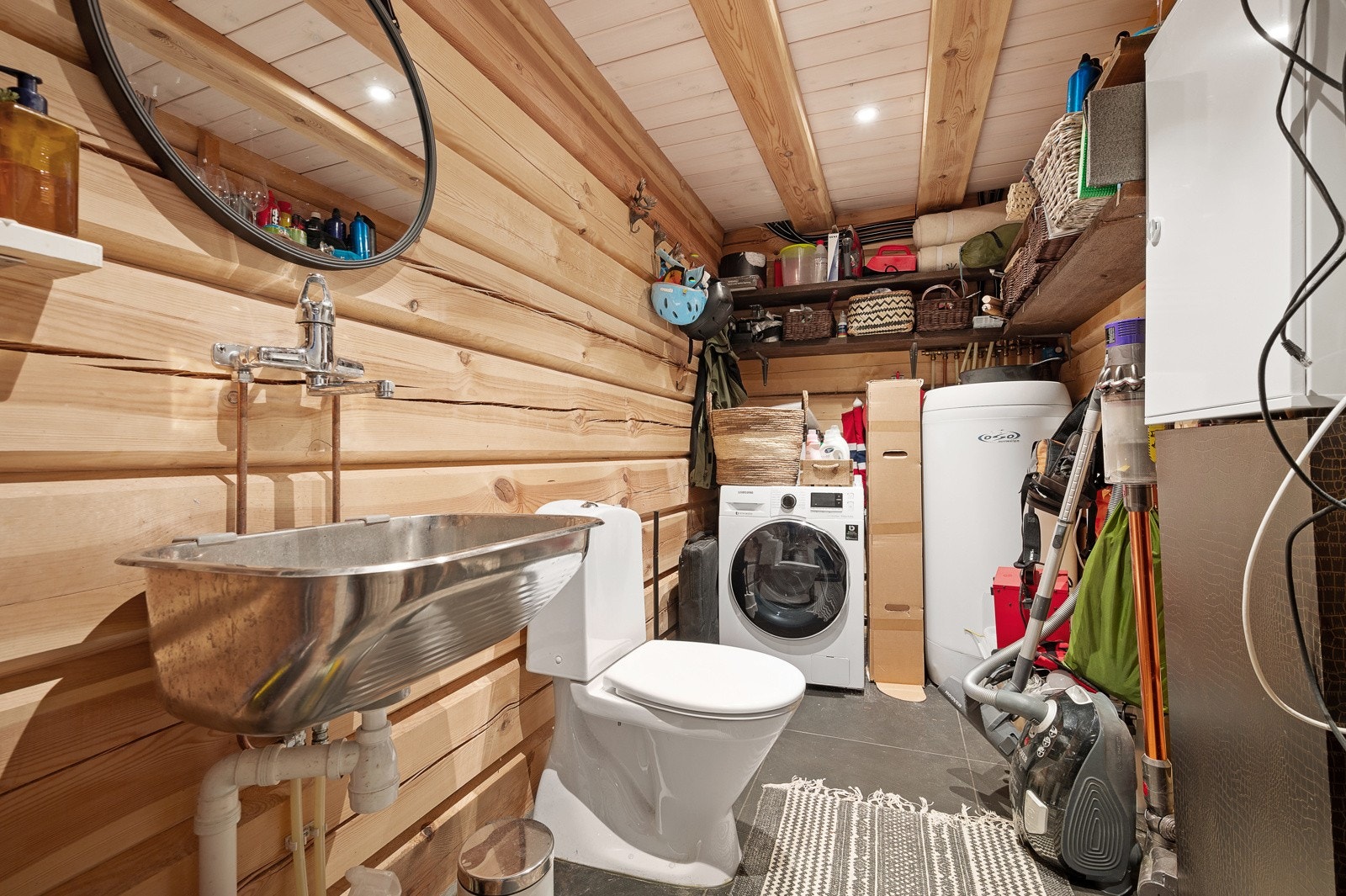 Teknisk rom med utslagsvask, toalett og vaskemaskin Galleribilde