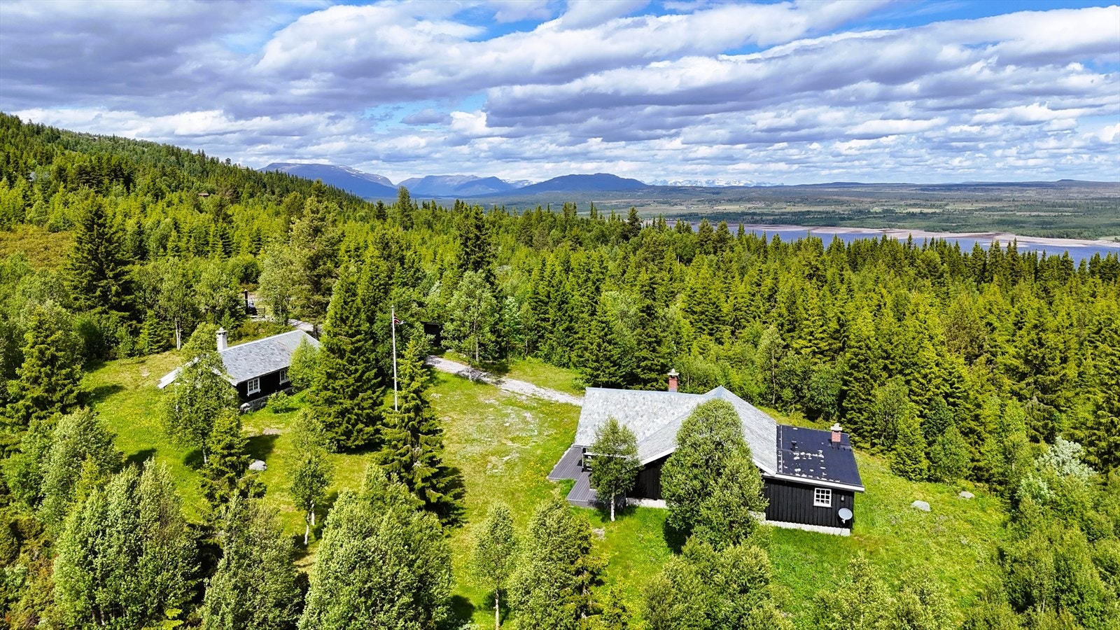 Idyllisk eiendom med hytte og anneks. Stor tomt og eget båthus. Galleribilde