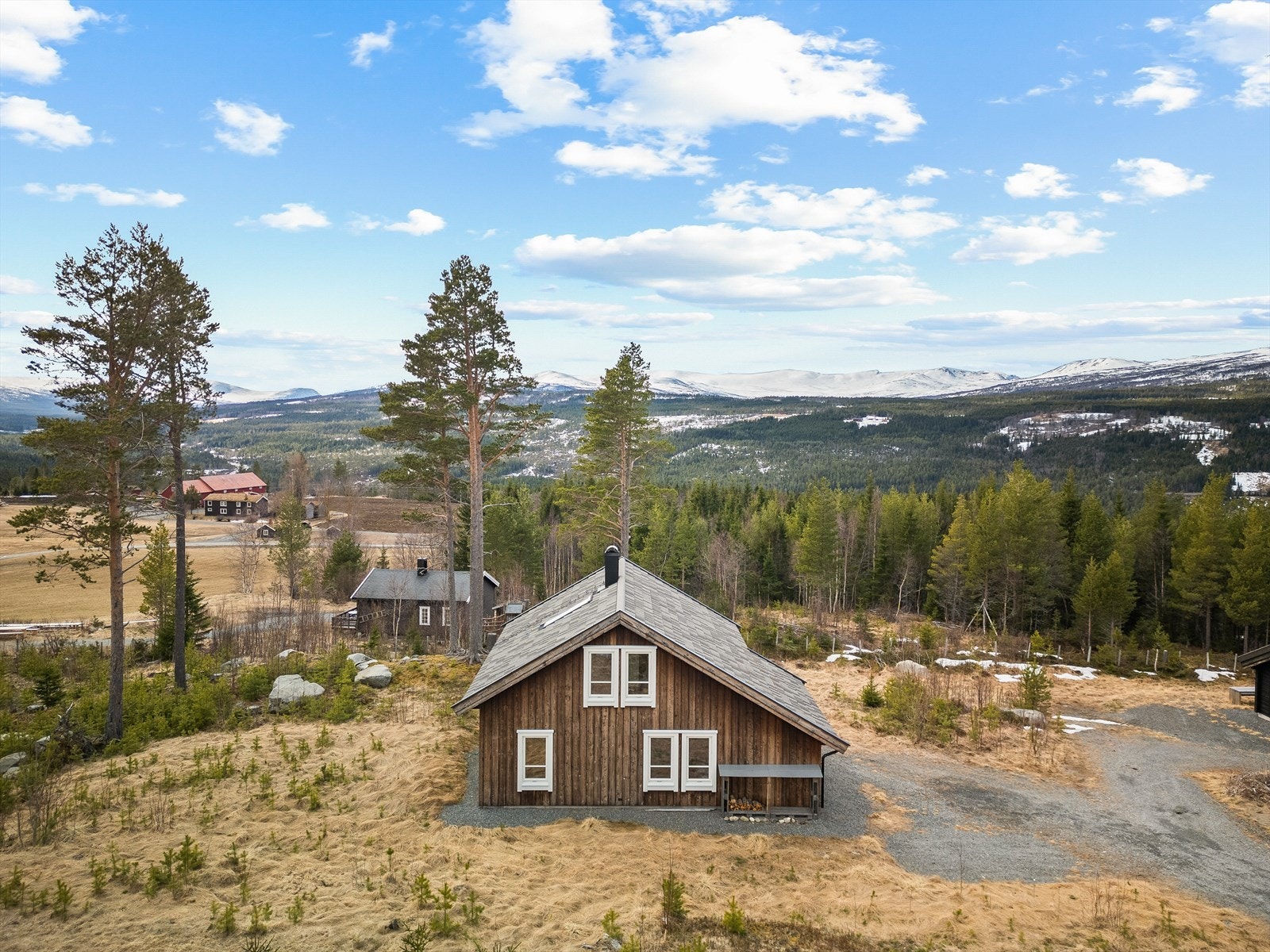 Et flott turterreng venter på deg rett utenfor døra, og vinterstid er det preparerte skiløyper like ved hytta. Galleribilde