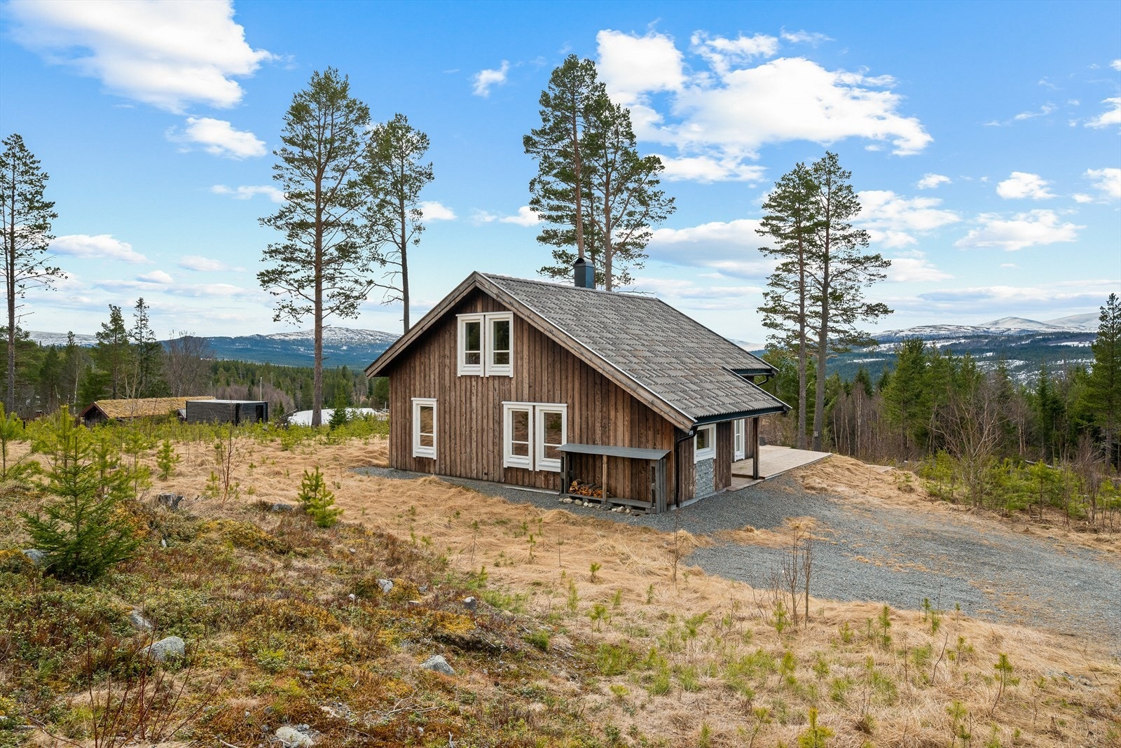 Det er enkel adkomst via bilvei helt frem til hytta, og bilen parkeres på en gruslagt gårdsplass ved inngangen. Galleribilde
