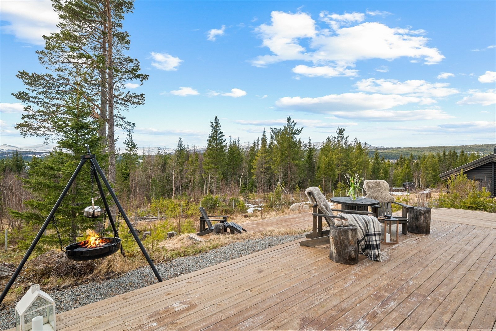 Stuen har utgang til en herlig terrasse på ca. 42 kvm, med praktfull utsikt over fjell og skogkledde åser. Galleribilde