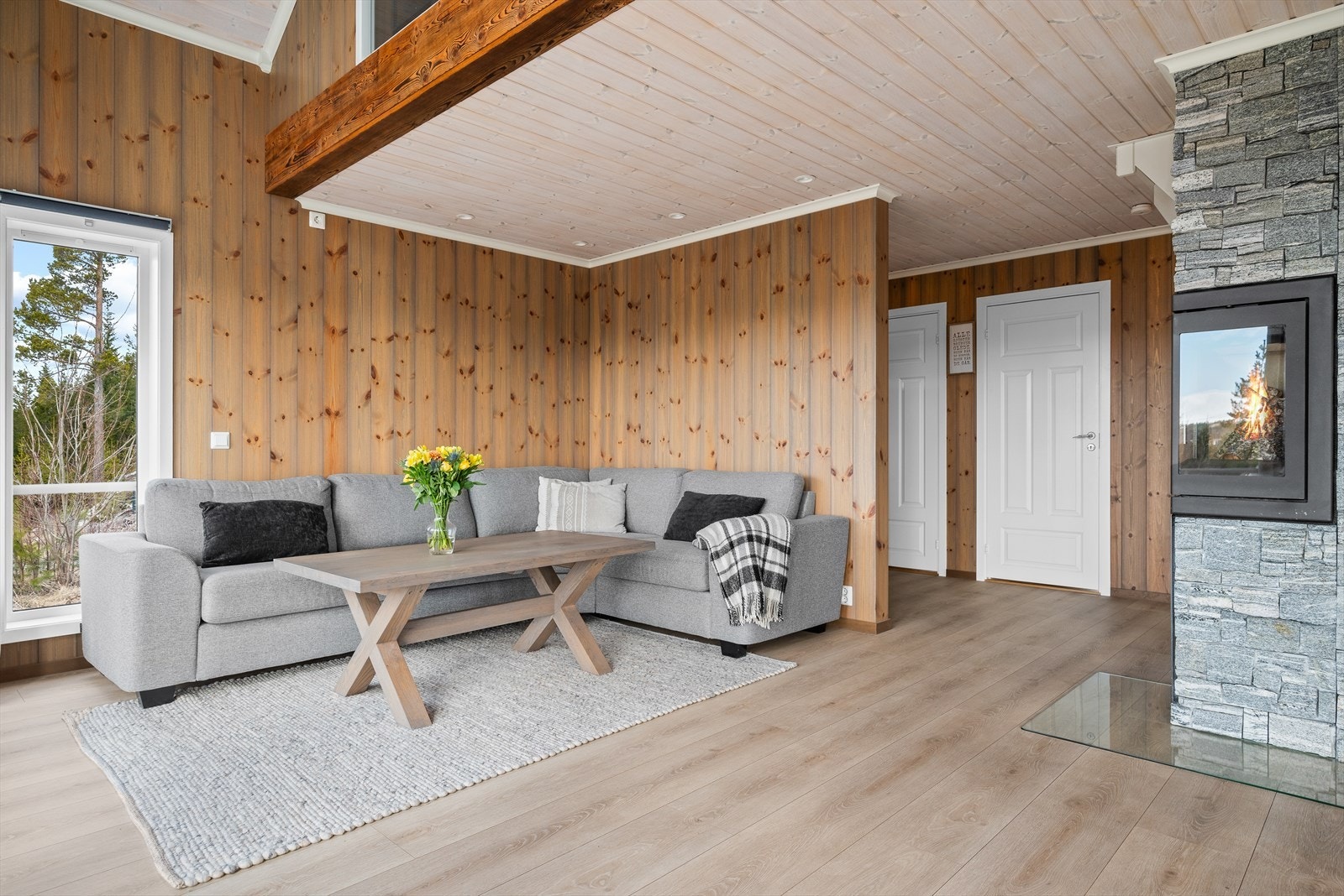 Etter en lang dag ute er det koselig å komme inn å finne varmen foran peisen. Galleribilde