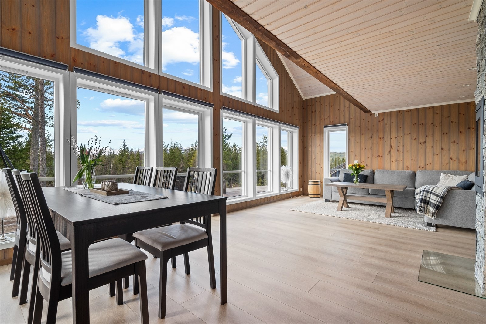 Årstidene kommer tett på, og vinduene skaper en flott wow-effekt når man entrer rommet. Galleribilde