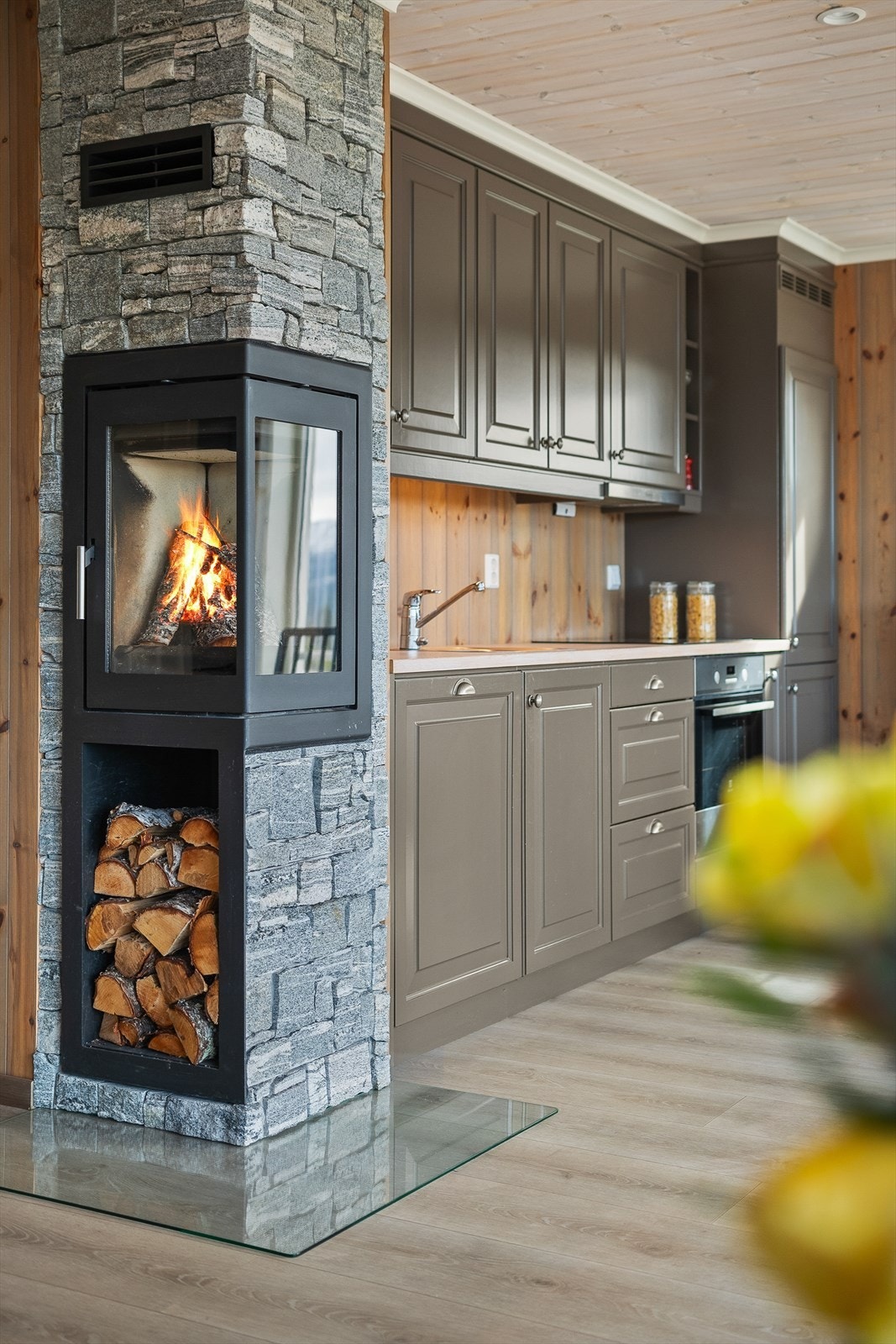 Med både peis og gulvvarme får man det lunt og godt i allrommet. Galleribilde