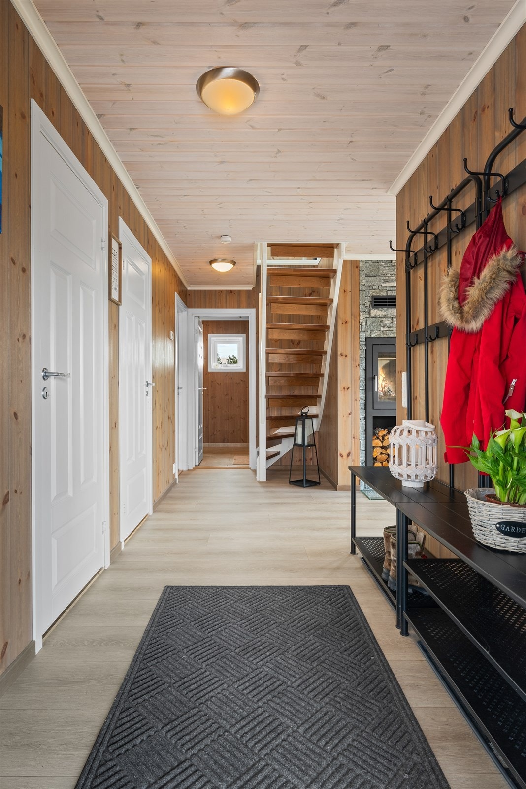 Hytta har en moderne standard fra 2017, uten at det går på bekosting av en lun og tradisjonell hytteatmosfære. Galleribilde