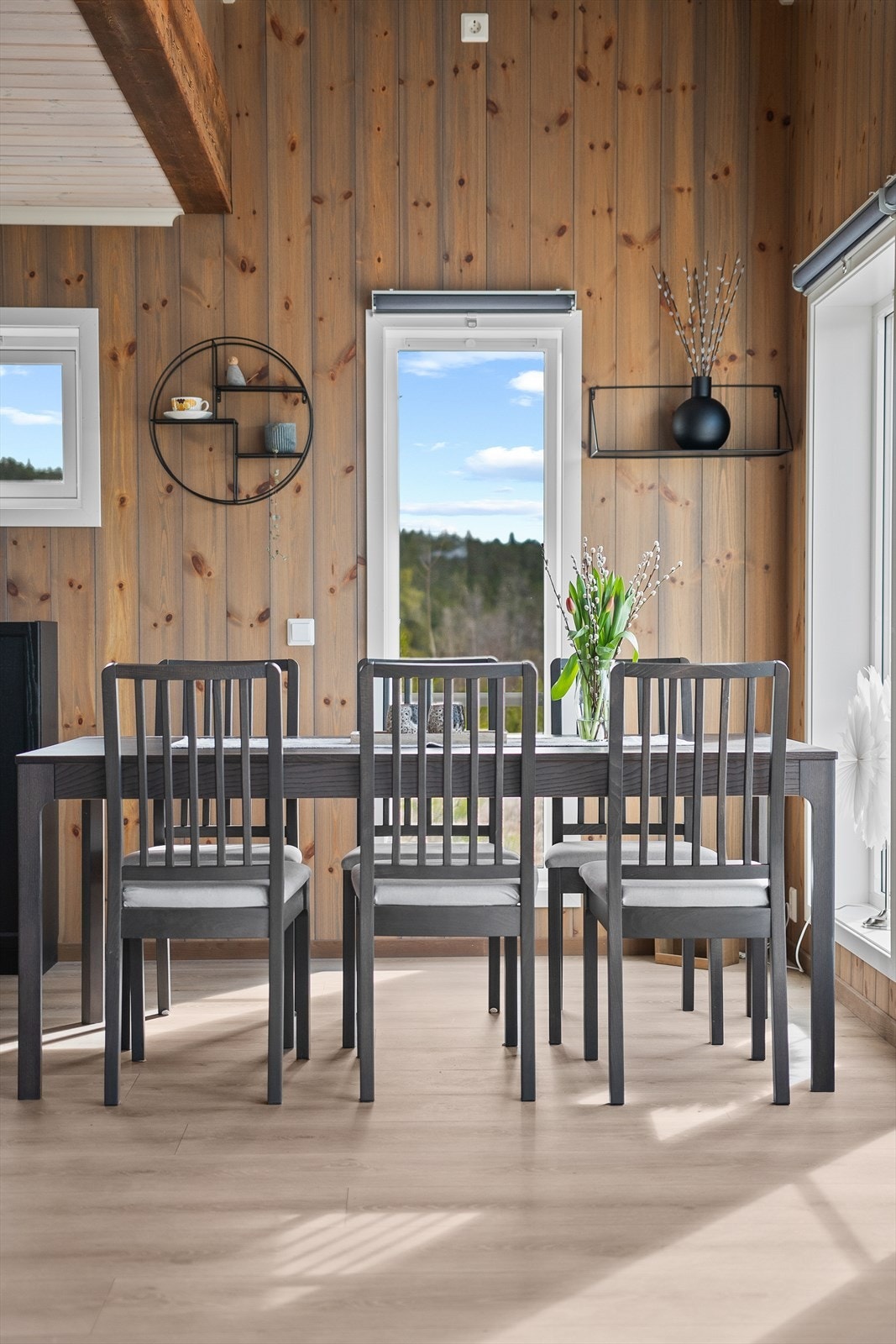 Stuen er naturlig inndelt i ulike soner, og det passer utmerket å innrede med spisebord ved kjøkkenet. Galleribilde