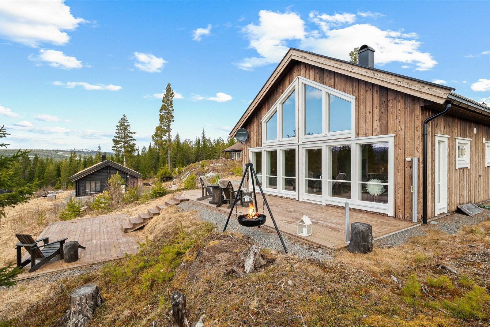 Hele 60 kvm terrasseflater, byr på ulike soner, og innbyr til både stille stunder og store, sosiale sammenkomster. Galleribilde