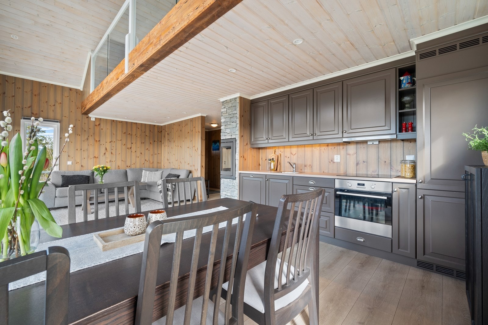 Åpen himling bidrar til en upåklagelig atmosfære i allrommet på 29,5 kvm. Galleribilde