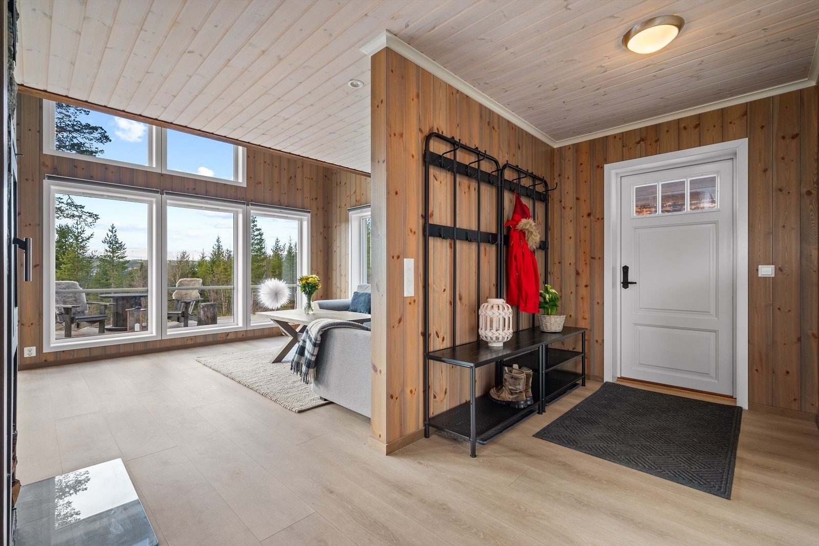 Man blir møtt av en innbydende entrè/gang som er på romslige 9 kvm! Rett utenfor inngangsdøren har man en praktisk utebod på 5 kvm. Galleribilde