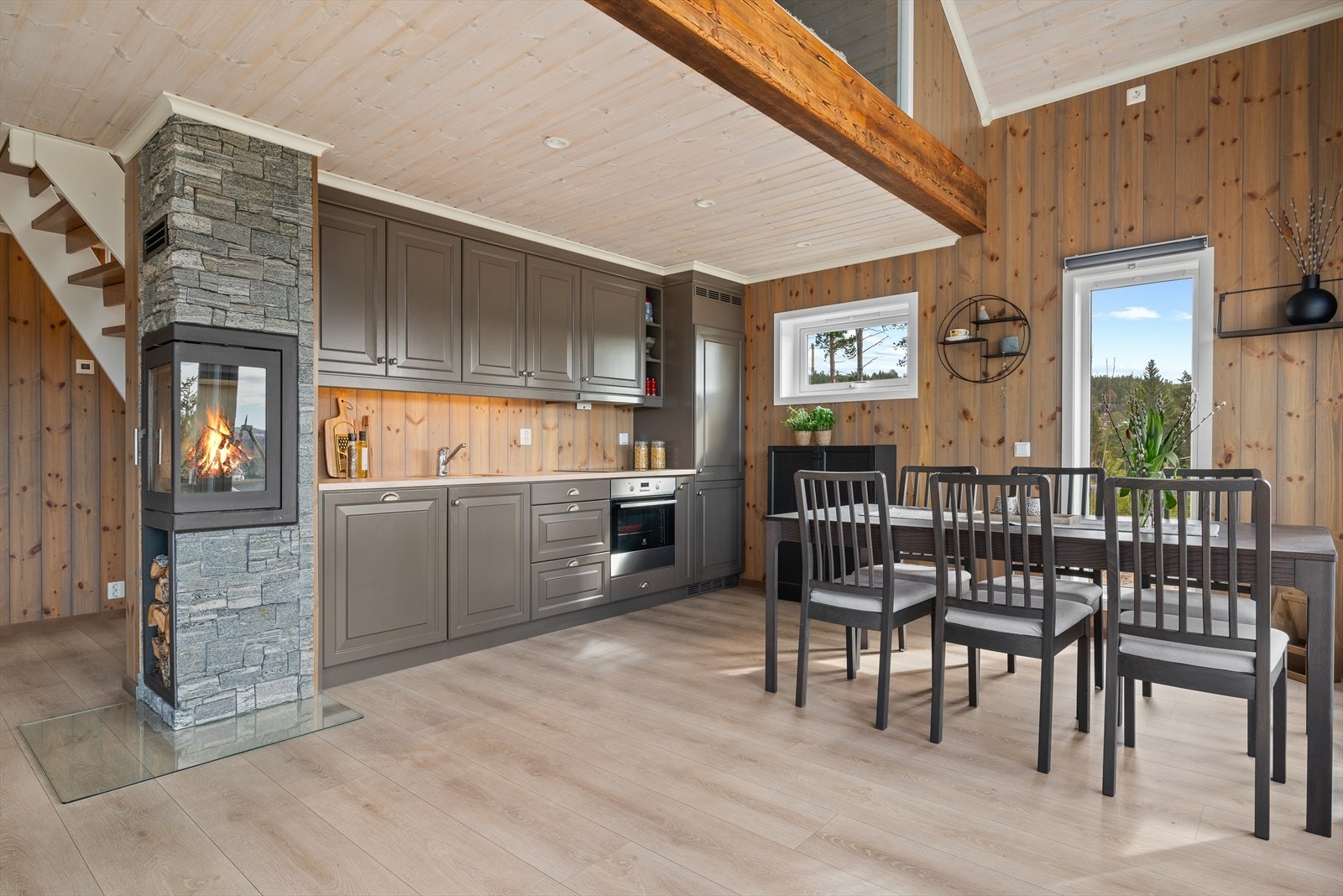 Alle hvitevarene er integrert på kjøkkenet; platetopp, stekeovn, oppvaskmaskin og en kombinert kjøl/frys. Galleribilde