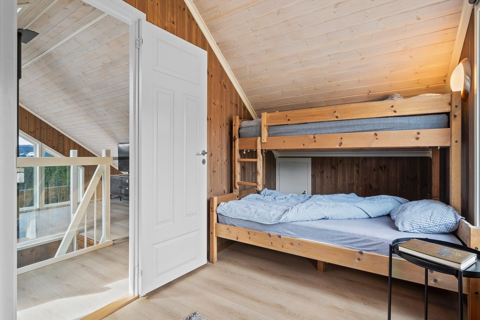 Planløsningen byr på fire soverom, fordelt med ett på loftet og tre i første etasje. Soverommet på loftet er på 7 kvm (målbart areal). Galleribilde