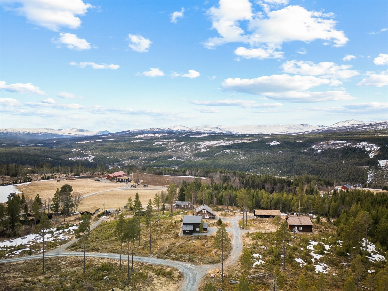 Fra eiendommen er det ca. 15-20 min kjøring til Oppdal sentrum med en rekke servicetilbud. Galleribilde
