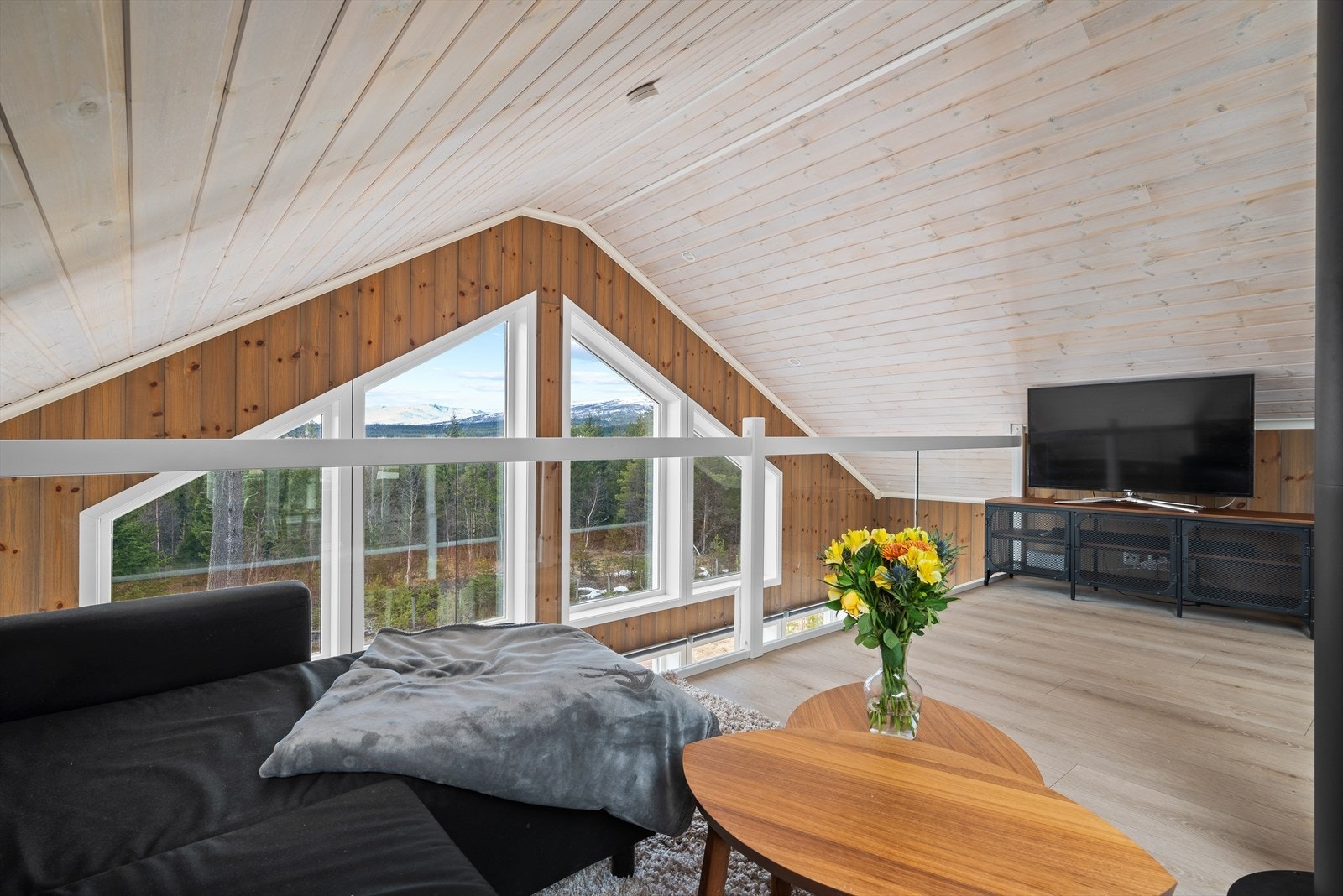 På loftet finner man en kjærkommen loftstue, et ekstra oppholdsrom til både lek og lading av batteriene. Galleribilde