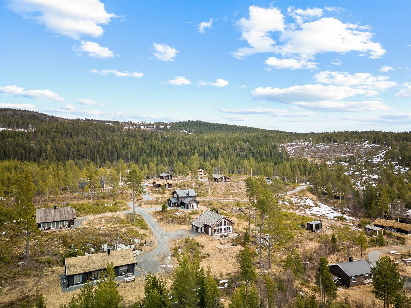 Selve hytta ligger høyt og fritt, og siden det er mye luft mellom tomtene får man ingen sjenerende innsyn. Galleribilde