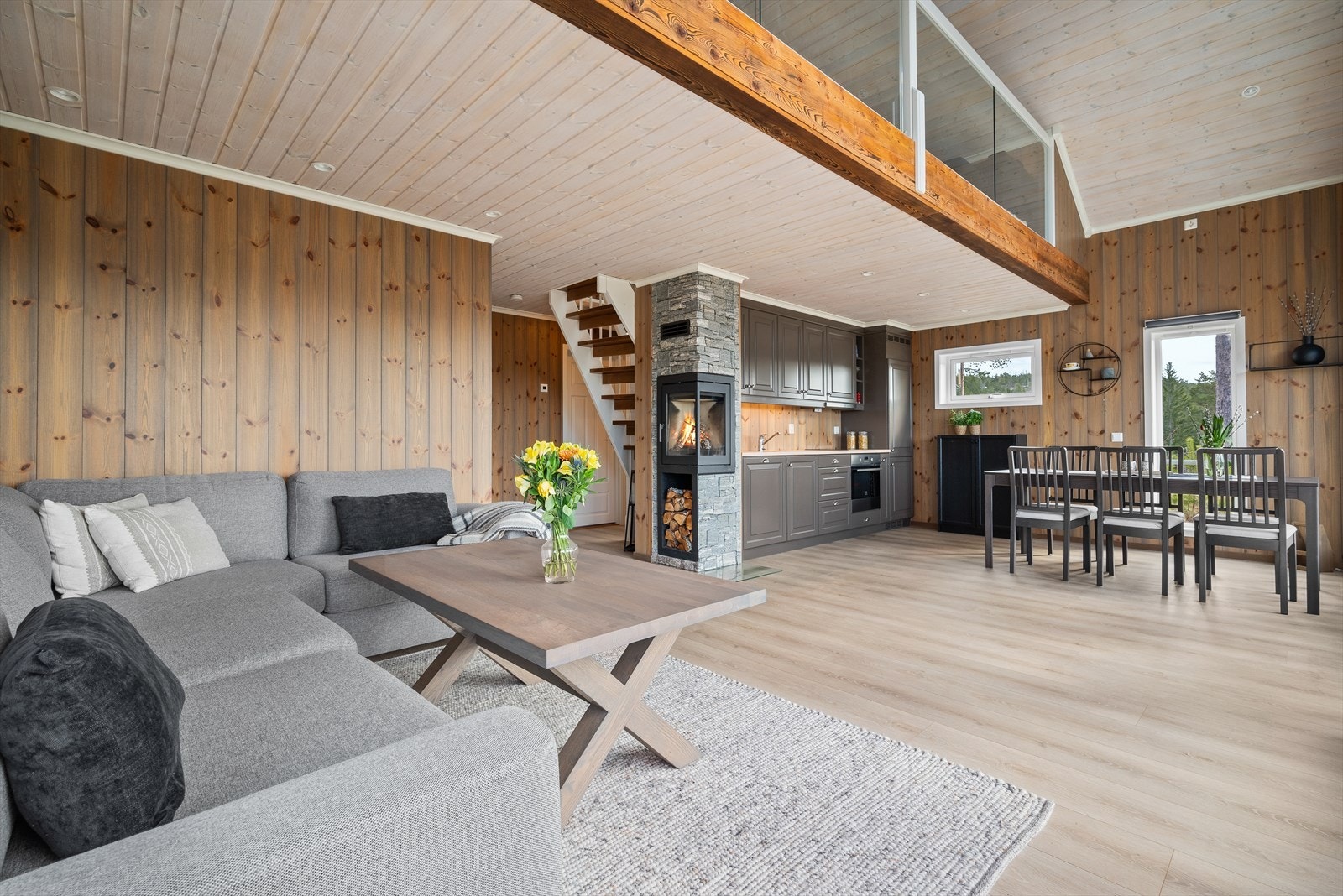 Stuen og kjøkkenet danner et nydelig allrom, med flotte lys- og utsiktsforhold via store vindusflater fra tak til gulv. Galleribilde