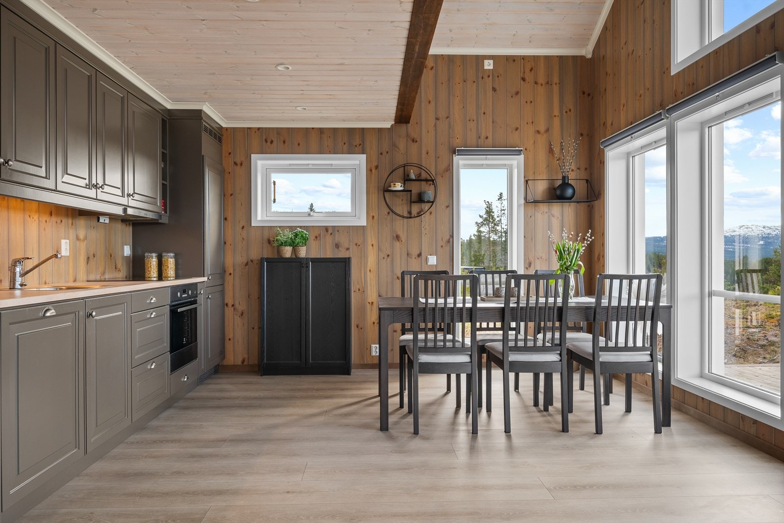 Kjøkkenet er levert av Rennebu snekkeri; stilrent og tidløst med god oppbevaringsplass for feriedagene. Galleribilde