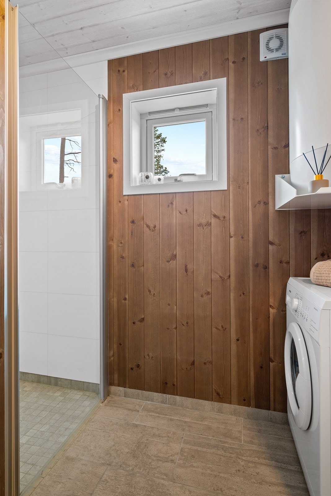 Opplegg for vaskemaskin er etablert, og badet har dusjnisje, varmekabler og vegghengt toalett. Galleribilde