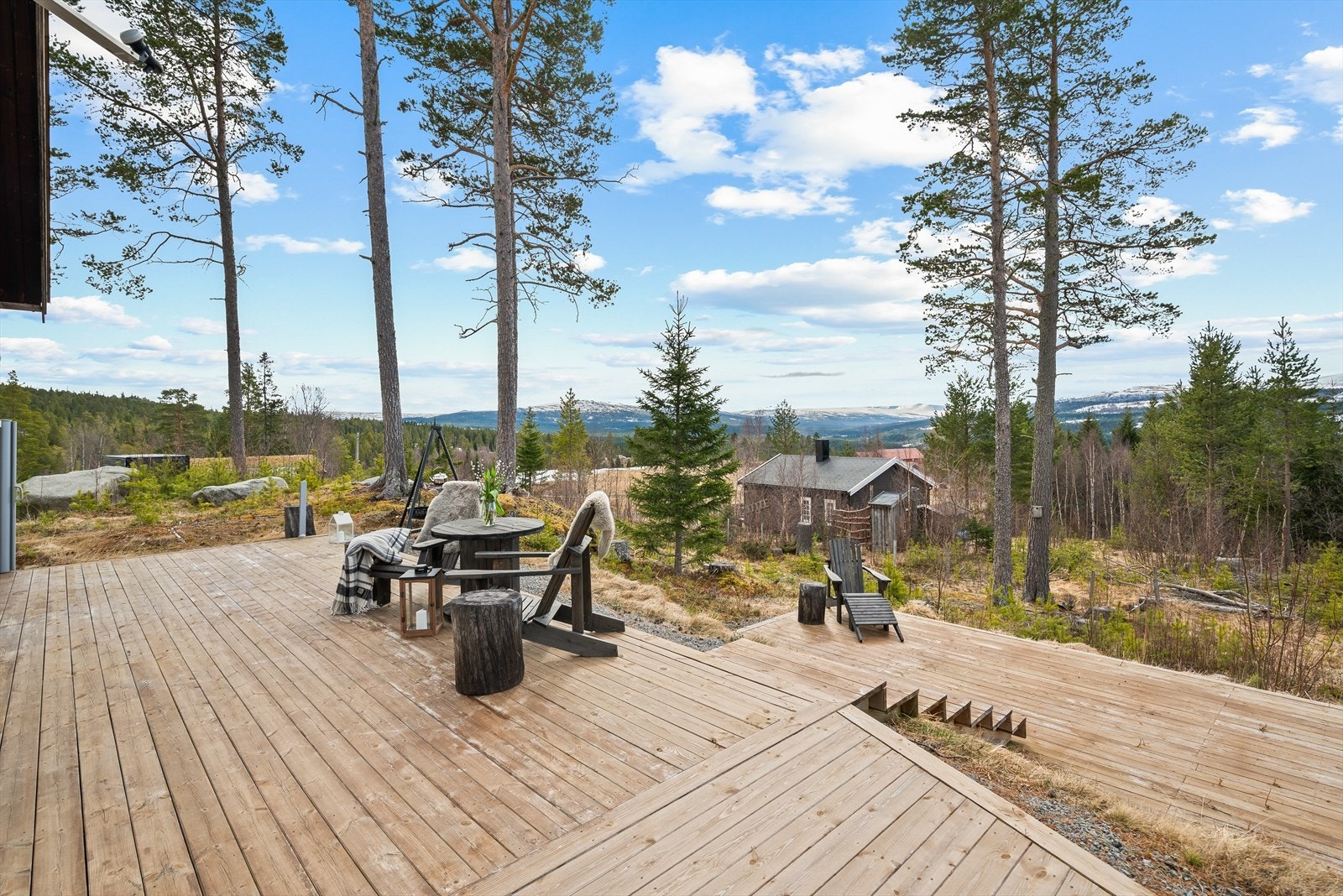 Terrassen har trapp ned til en markterrasse, med et areal på ca. 18 kvm. Galleribilde