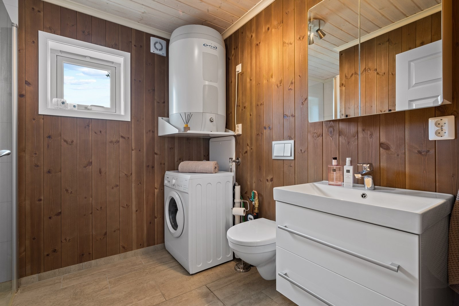 Dagene får en god start på et delikat bad med store, grå fliser på gulvet. Galleribilde