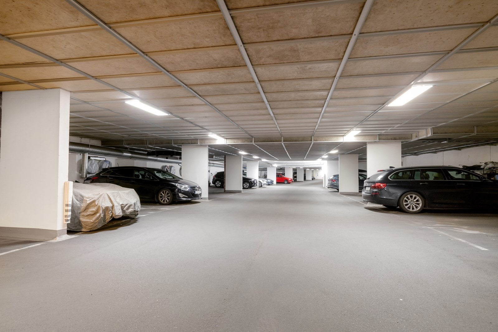 - Det medfølger to garasjeplasser. Det er montert elbil lader på veggen ved disse to plassene - Galleribilde