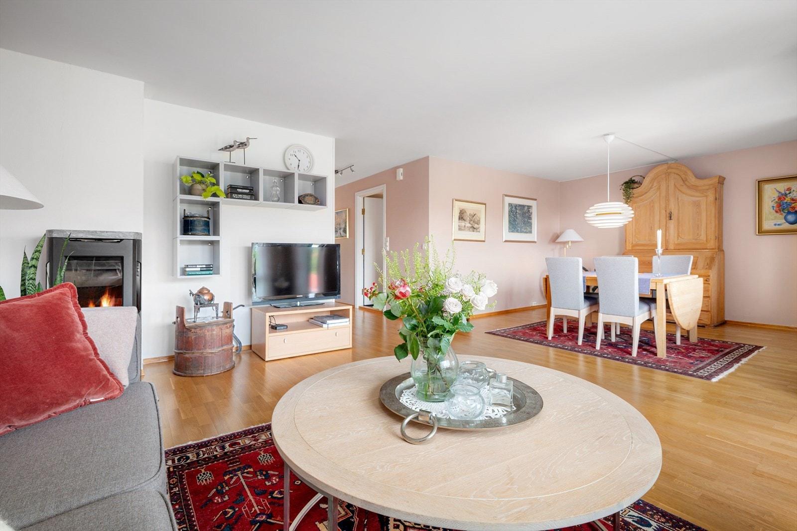 - Stuen oppleves romslig og har en fin soneinndeling - Galleribilde
