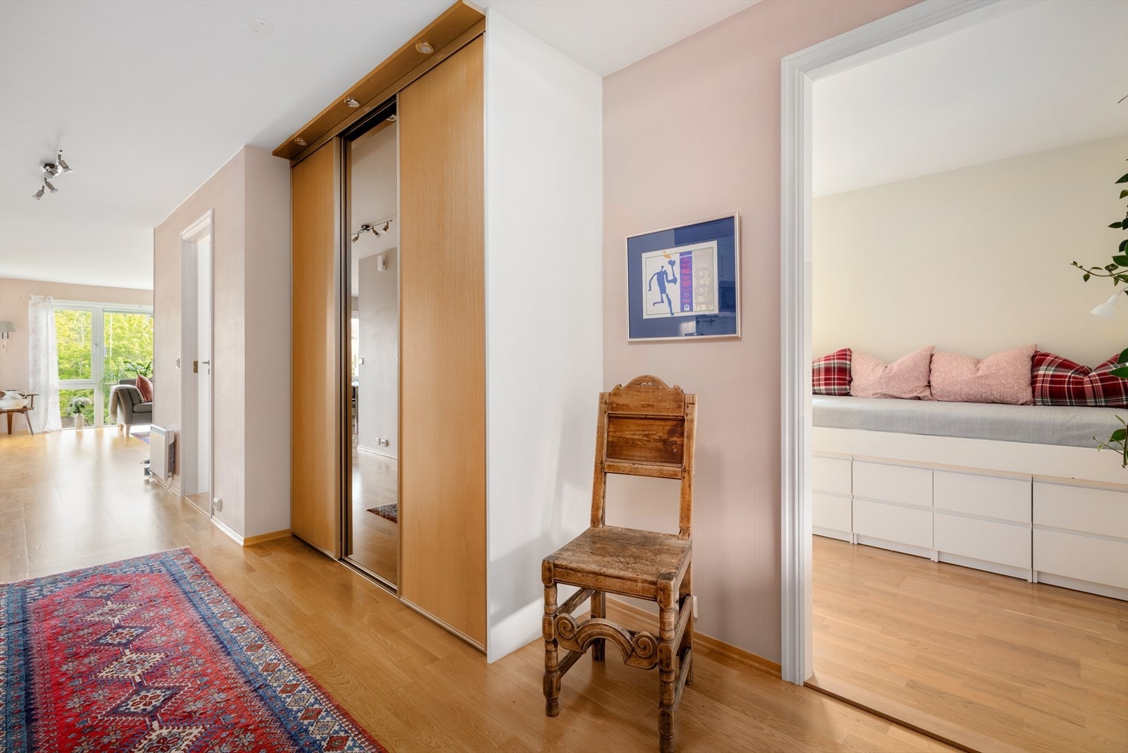 Stor og romslig entrè/gang med skyvedørsgarderobe - Galleribilde