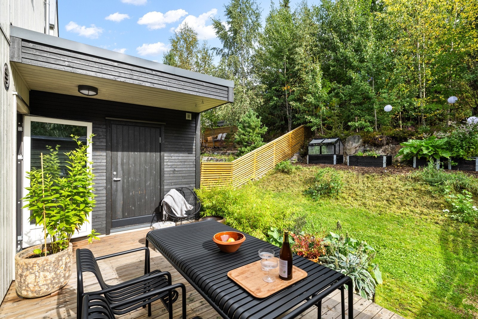 Idyllisk og skjermet hage med 17 m2 markterrasse. Galleribilde