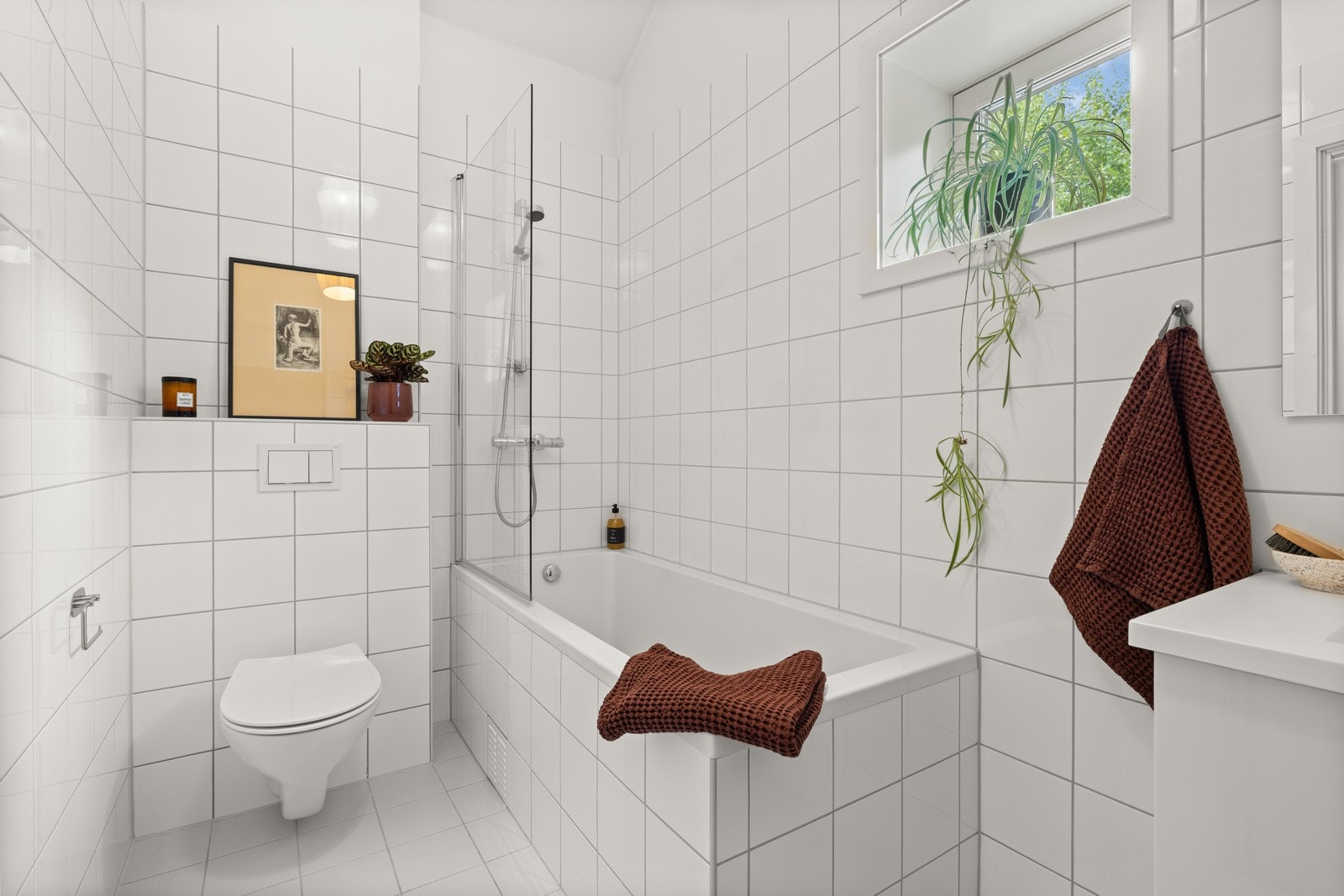 Bad 1 av 2 har innfliset badekar med dusjvegg. Galleribilde