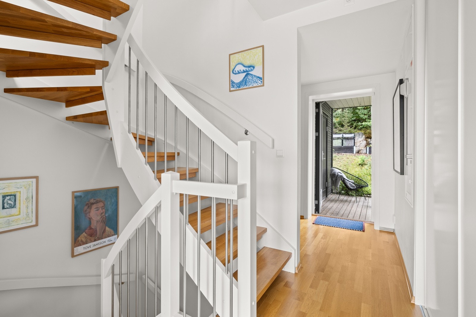 Utgang til markterrasse og hage fra stua. Galleribilde