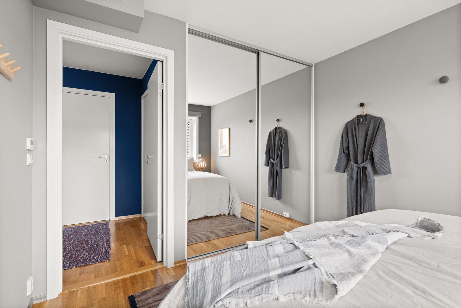 Soverom 2 av 3 i underetasjen med praktisk skyvedørsgarderobe. Galleribilde