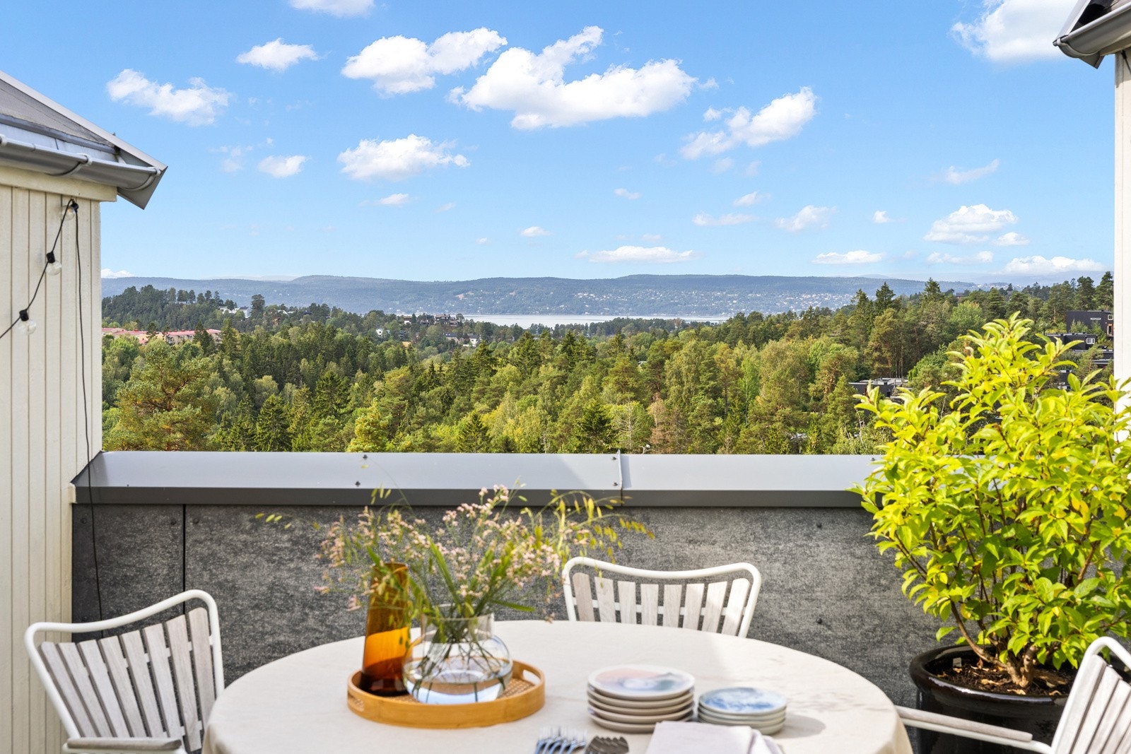 Nyere (2014) lekkert rekkehus på 133 m² BRA | Fjordutsikt | Takterrasse | Idyllisk hage | Optimale solforhold | Blindvei Galleribilde
