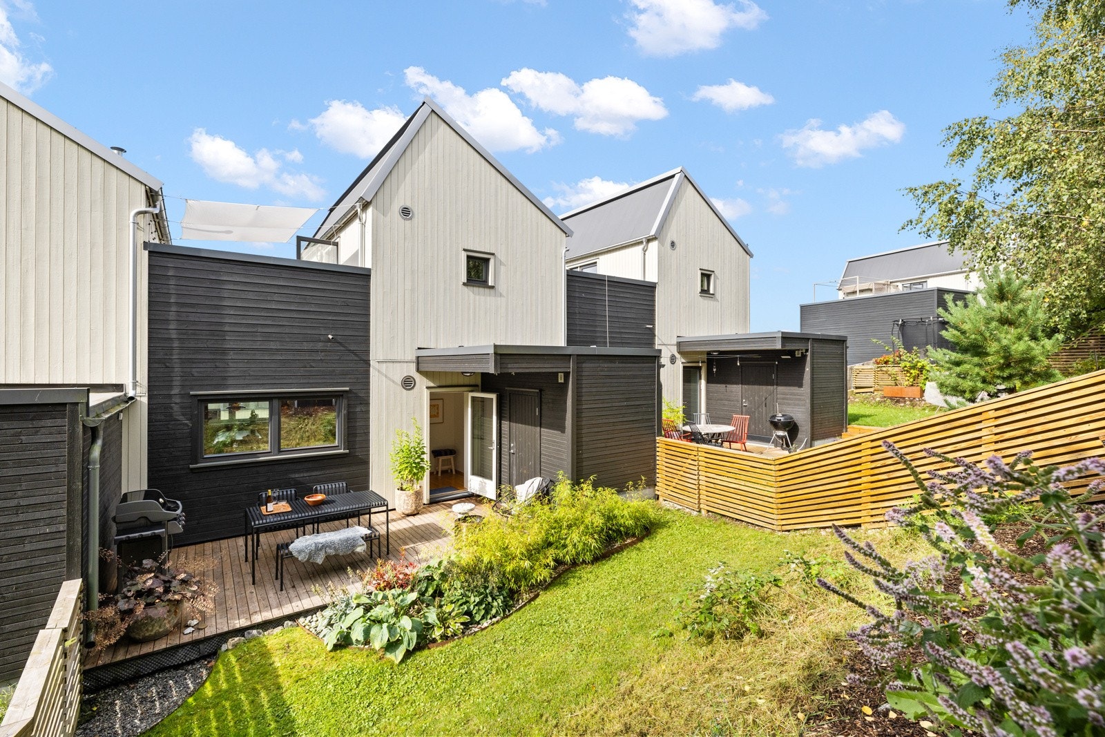 133 m² BRA-i fordelt over 3 plan. Parkeringsplass med ladestasjon. Galleribilde