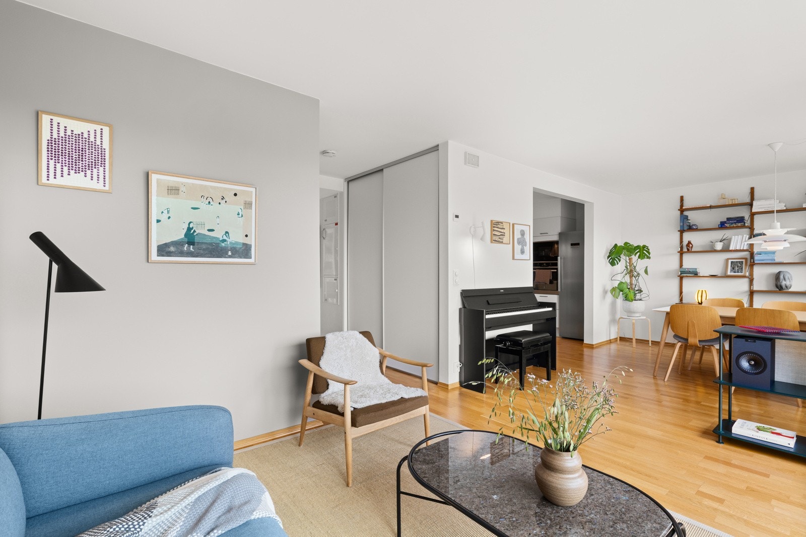 Skyvedørsskap med hyllesystem i stua. Galleribilde