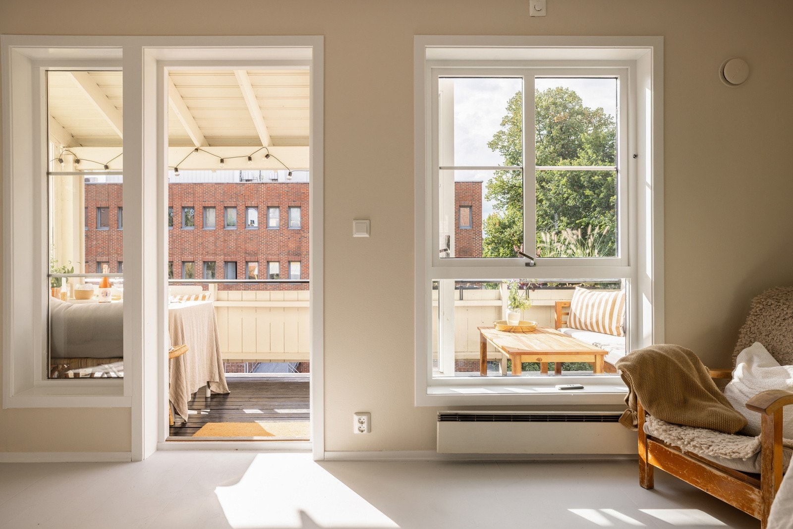 Store vindusflater mot vest slipper inn rikelig med dagslys, og sammen med åpen løsning mot kjøkkenet gir en herlig romfølelse. Her er det lett å trives, enten du slapper av alene eller inviterer venner. Galleribilde