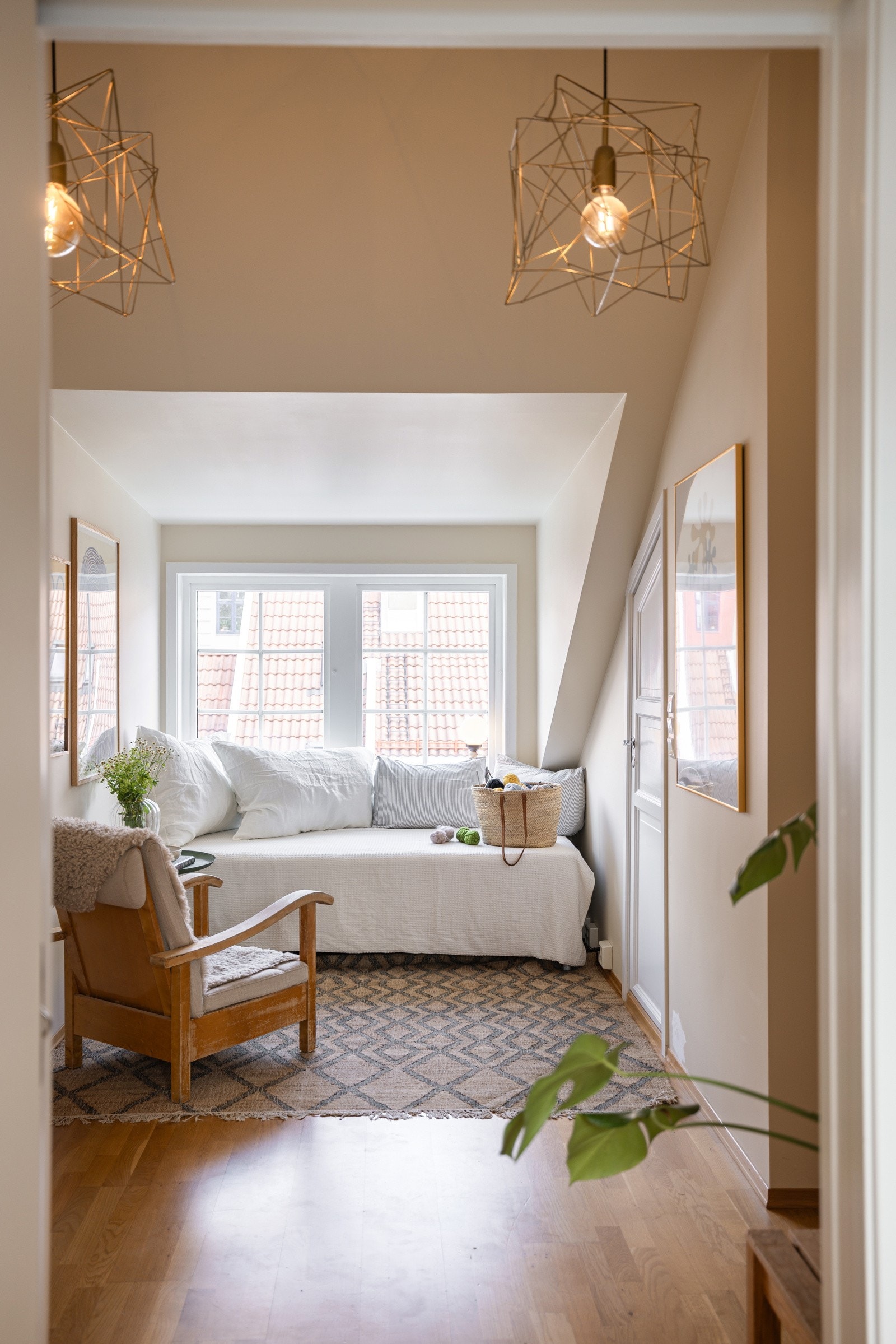 Legg gjerne merke til den gode takhøyden, opptil ca. 3,33 meter bidrar til en god og luftig romfølelse i denne etasjen. Galleribilde