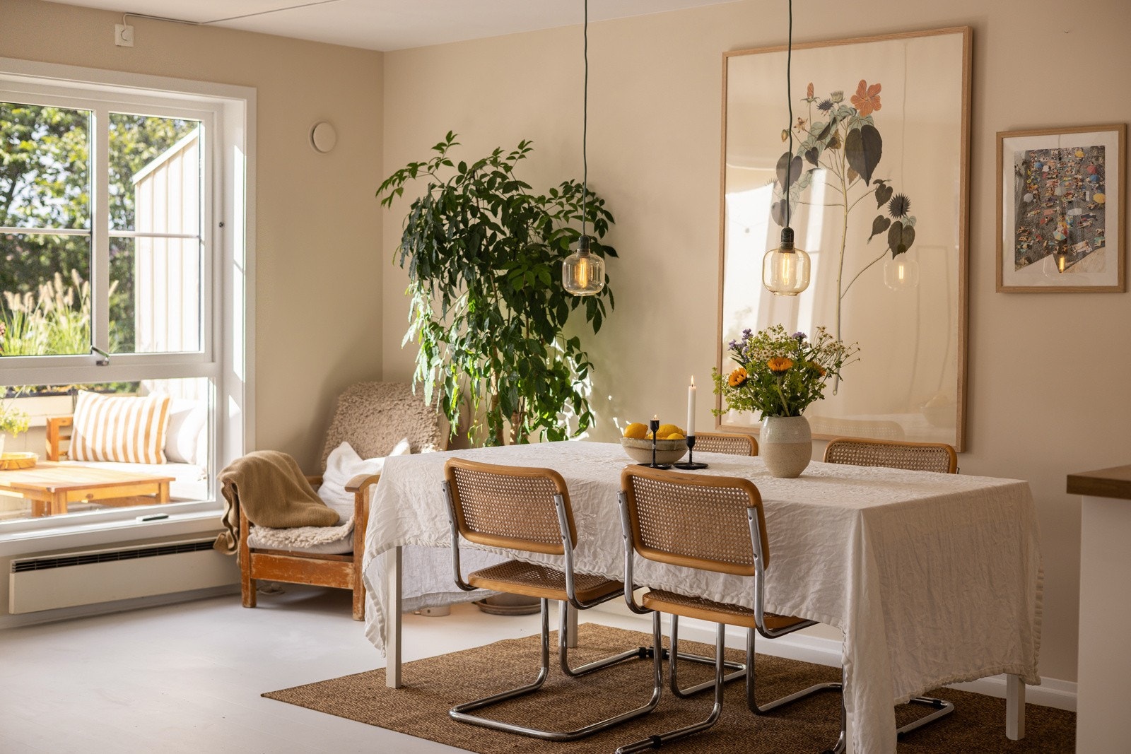 Stort, lyst og romslig oppholdsrom med god plass til langbord. Galleribilde